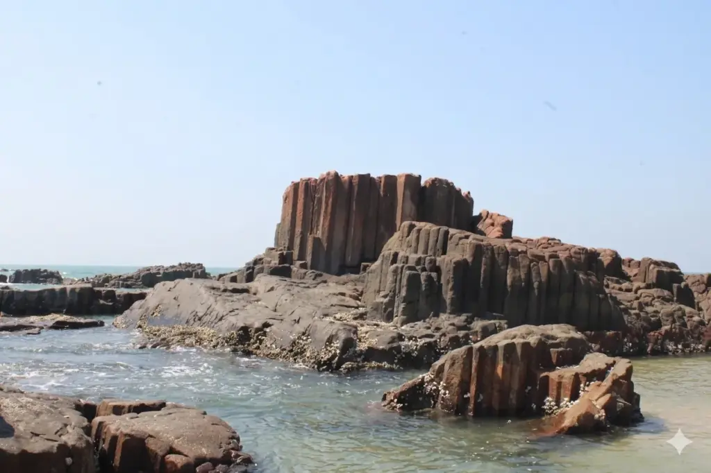 st marys island basalt rocks సెయింట్ మేరీస్ ఐలాండ్లోని బసాల్ట్ కాలమ్స్
