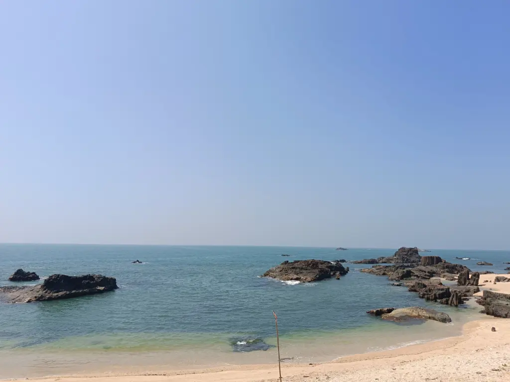 st marys island sea view సెయింట్ మేరీస్ ఐలాండ్ సముద్ర తీరం మరియు రాతి నిర్మాణాలు